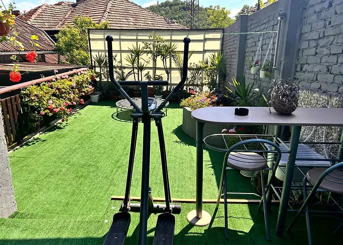 Feriehus трапезица за до 12 човека с безплатен паркинг, двор и веранди, в град търново