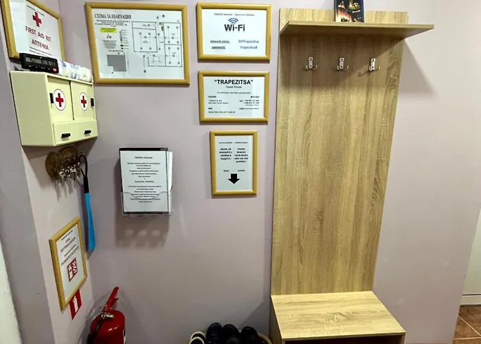 трапезица за до 12 човека с безплатен паркинг, двор и веранди, в град търново * Veliko Tarnovo