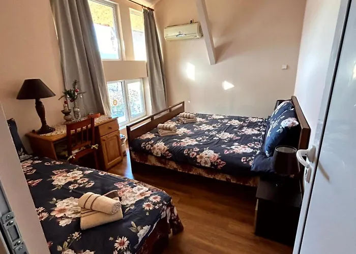 трапезица за до 12 човека с безплатен паркинг, двор и веранди, в град търново Feriehus *