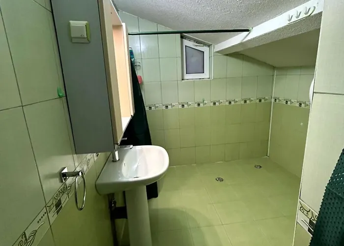 Feriehus трапезица за до 12 човека с безплатен паркинг, двор и веранди, в град търново *