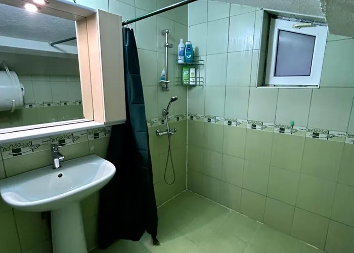 трапезица за до 12 човека с безплатен паркинг, двор и веранди, в град търново Feriehus