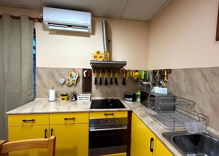 трапезица за до 12 човека с безплатен паркинг, двор и веранди, в град търново Feriehus Veliko Tarnovo