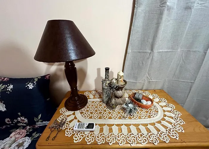 трапезица за до 12 човека с безплатен паркинг, двор и веранди, в град търново *