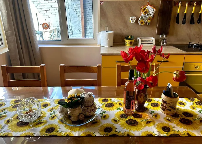 трапезица за до 12 човека с безплатен паркинг, двор и веранди, в град търново Feriehus *