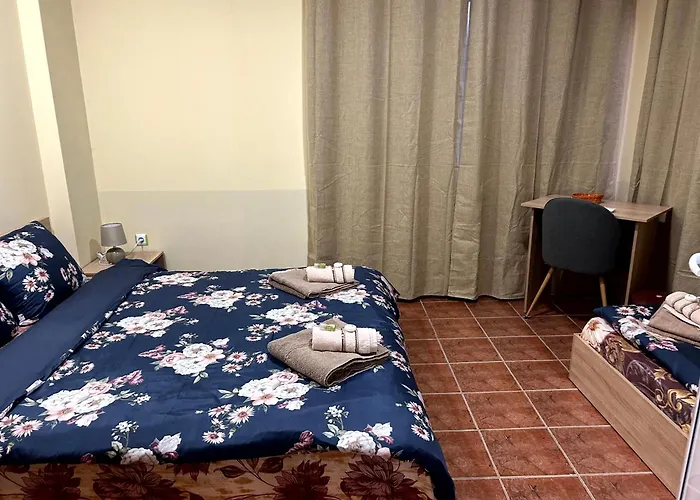 трапезица за до 12 човека с безплатен паркинг, двор и веранди, в град търново *