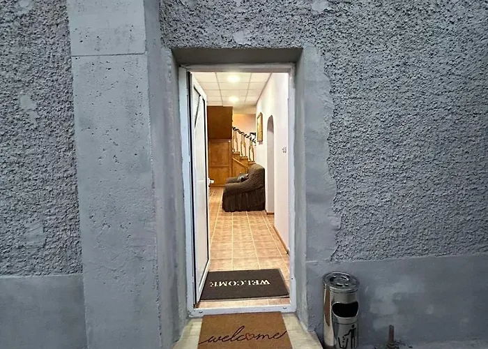 трапезица за до 12 човека с безплатен паркинг, двор и веранди, в град търново Feriehus Veliko Tarnovo