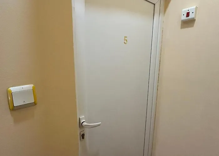 трапезица за до 12 човека с безплатен паркинг, двор и веранди, в град търново Feriehus *