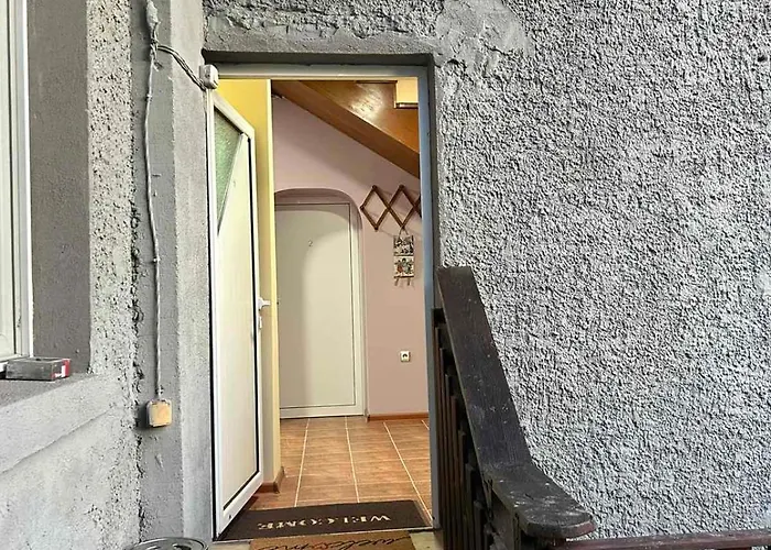 Feriehus трапезица за до 12 човека с безплатен паркинг, двор и веранди, в град търново *