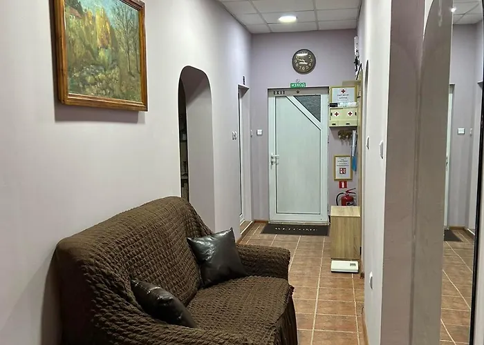 трапезица за до 12 човека с безплатен паркинг, двор и веранди, в град търново Feriehus Veliko Tarnovo