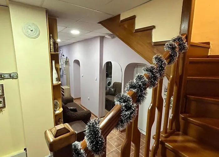 трапезица за до 12 човека с безплатен паркинг, двор и веранди, в град търново *