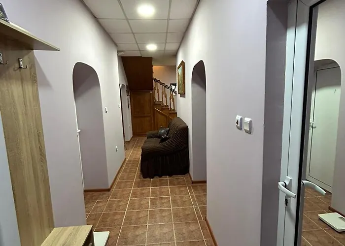 Feriehus трапезица за до 12 човека с безплатен паркинг, двор и веранди, в град търново