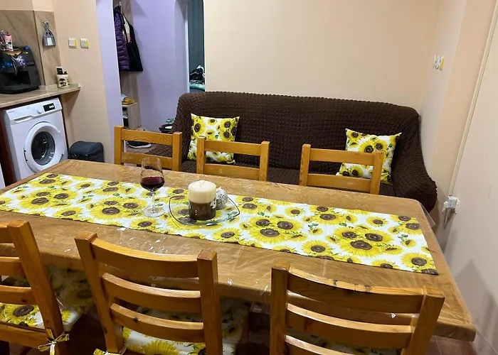 трапезица за до 12 човека с безплатен паркинг, двор и веранди, в град търново *