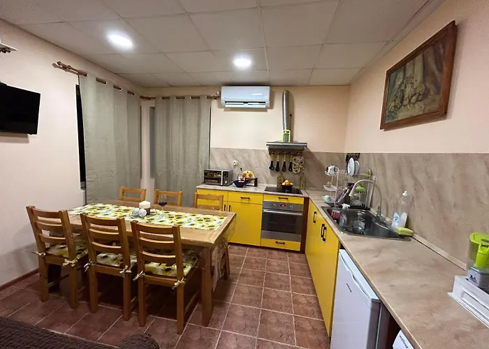 трапезица за до 12 човека с безплатен паркинг, двор и веранди, в град търново Feriehus