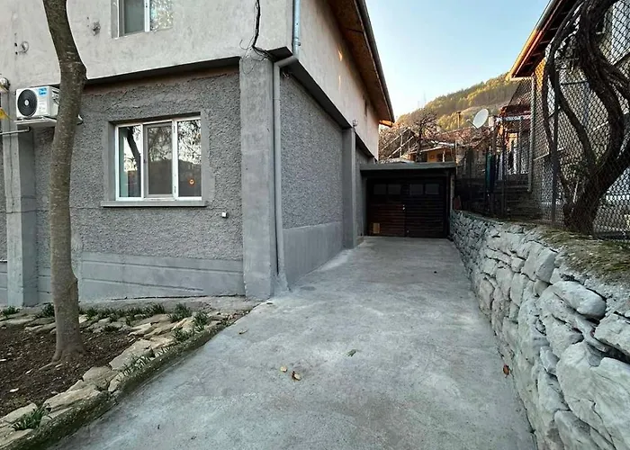 Feriehus трапезица за до 12 човека с безплатен паркинг, двор и веранди, в град търново Veliko Tarnovo