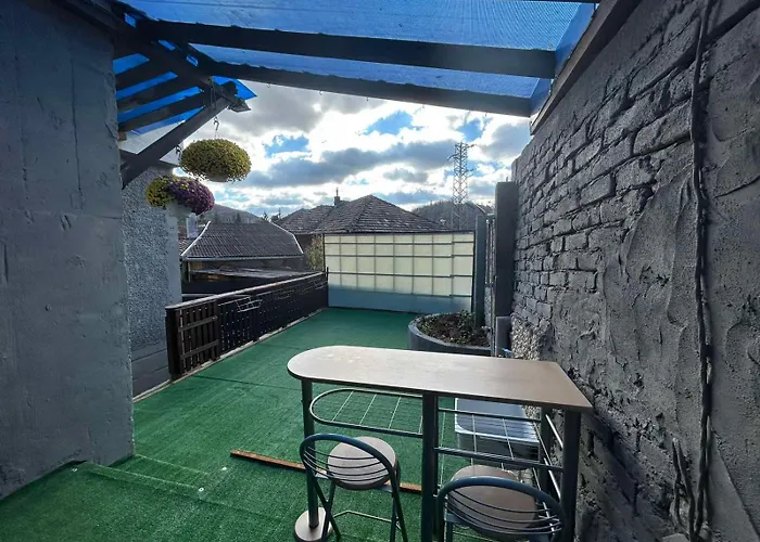 трапезица за до 12 човека с безплатен паркинг, двор и веранди, в град търново Feriehus