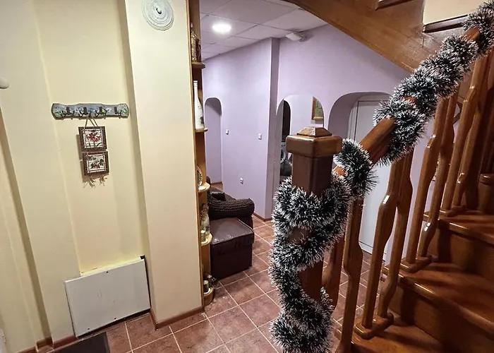 Feriehus трапезица за до 12 човека с безплатен паркинг, двор и веранди, в град търново