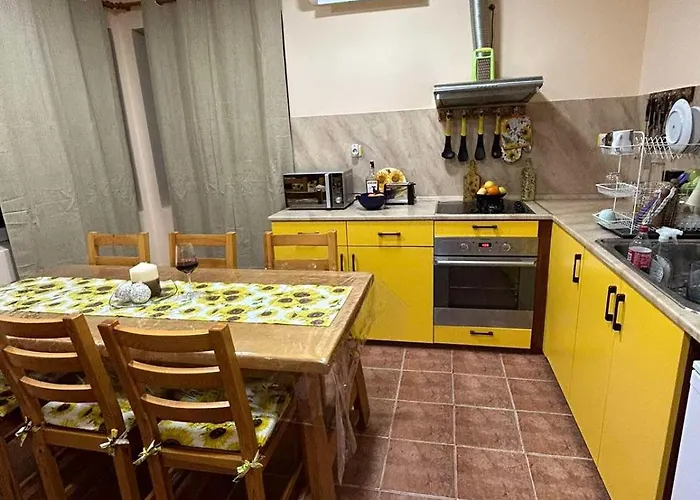 трапезица за до 12 човека с безплатен паркинг, двор и веранди, в град търново Feriehus Veliko Tarnovo