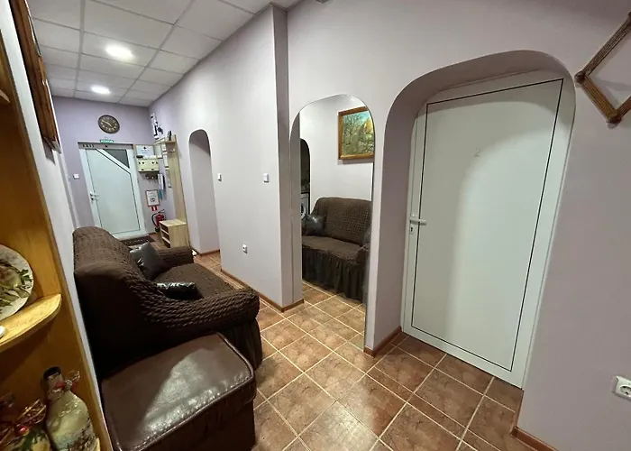 трапезица за до 12 човека с безплатен паркинг, двор и веранди, в град търново Feriehus