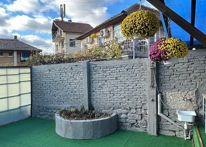 трапезица за до 12 човека с безплатен паркинг, двор и веранди, в град търново Feriehus *