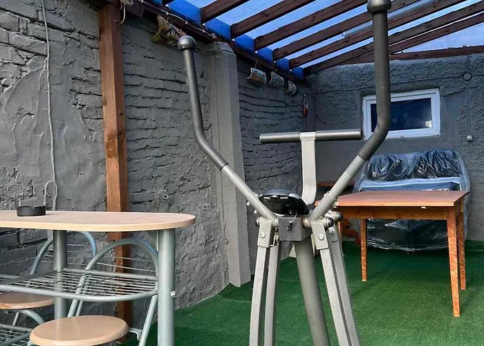 Feriehus трапезица за до 12 човека с безплатен паркинг, двор и веранди, в град търново *